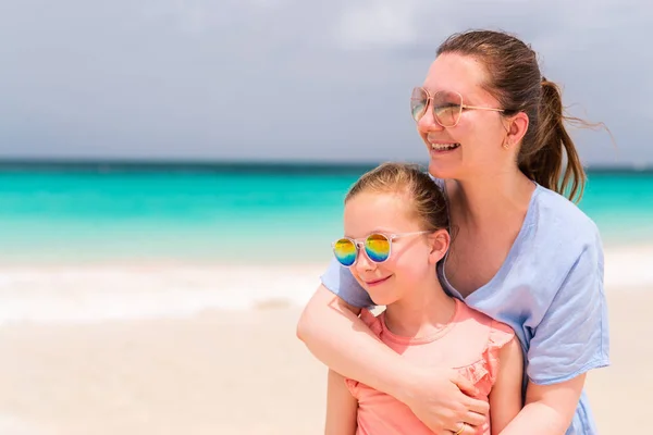 Mãe Filha Desfrutando Férias Praia Tropical — Fotografia de Stock