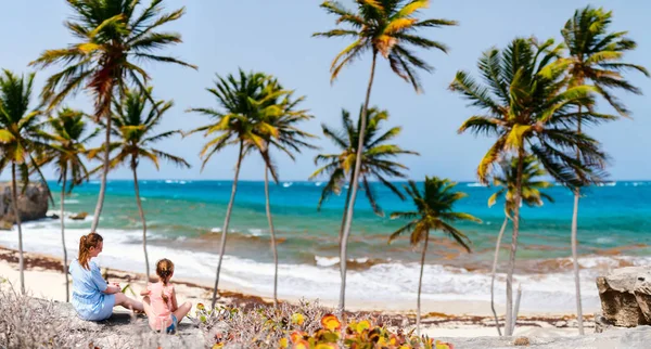 母と娘のバルバドスのカリブ海の休暇の熱帯のビーチの景色を楽しみながら — ストック写真