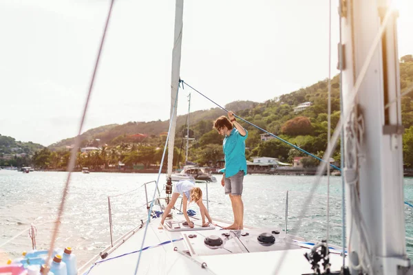 Father Daughter Board Sailing Yacht Having Summer Travel Adventure — Stock Photo, Image