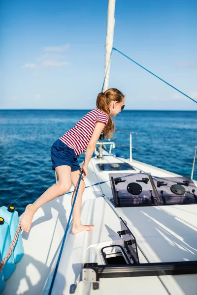 Imádnivaló Kislány Élvezi Vitorlázás Egy Luxus Katamarán Vagy Jacht — Stock Fotó