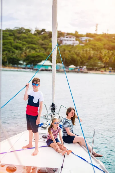 Mutter Und Kinder Bord Der Segeljacht Beim Sommerreiseabenteuer — Stockfoto