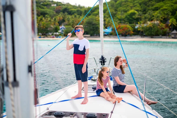 Moeder Kinderen Aan Boord Van Een Zeiljacht Met Zomer Reizen — Stockfoto