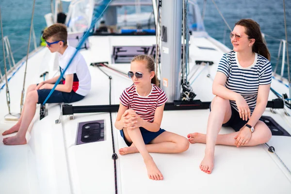 Madre Figli Bordo Yacht Vela Con Avventura Viaggio Estivo — Foto Stock