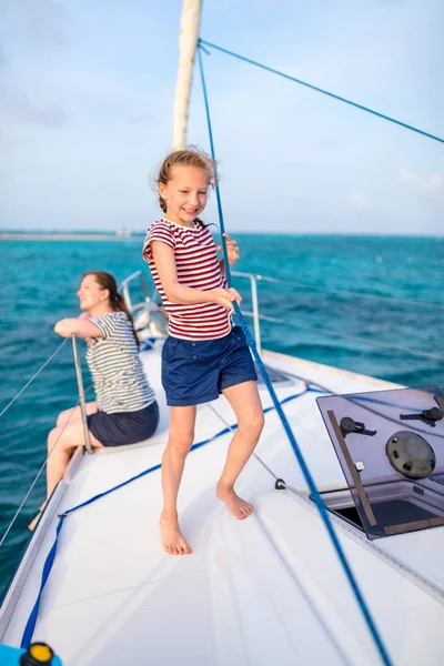 Family Mother Daughter Board Sailing Yacht Having Summer Travel Adventure — Stock Photo, Image