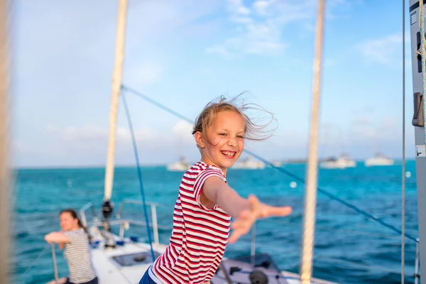 Adorável Menina Desfrutando Vela Catamarã Luxo Iate — Fotografia de Stock