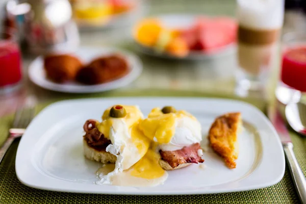 Delicious Breakfast Eggs Benedict Coffee — Stock Photo, Image