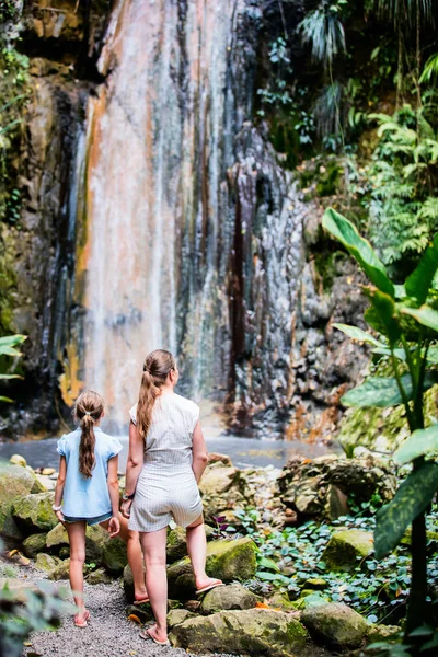 Vista Posterior Familia Madre Hija Disfrutando Vista Cascada Diamond Isla —  Fotos de Stock