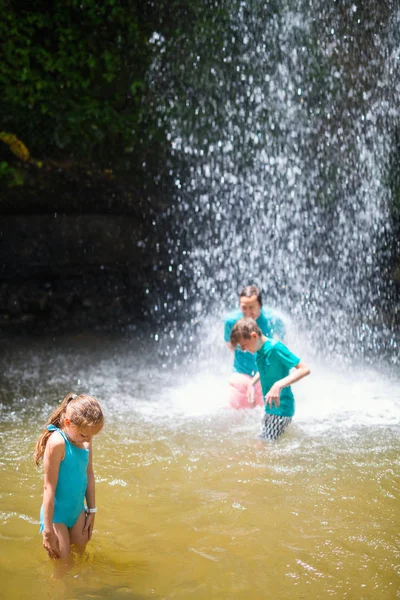 カリブ海のセントルシア島の滝で楽しい水泳をしている父と子供の家族 — ストック写真