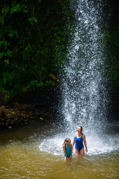Rodina Matka Dcera Baví Plavání Vodopád Ostrově Svatá Lucie Karibiku — Stock fotografie