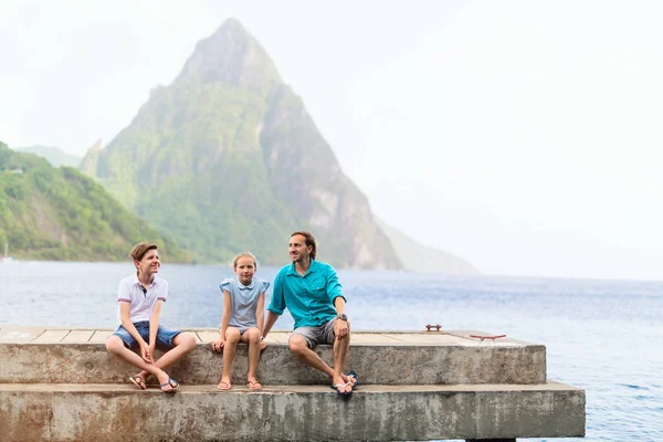 Padre Hijos Disfrutando Vacaciones Verano Isla Tropical Santa Lucía Caribe — Foto de Stock