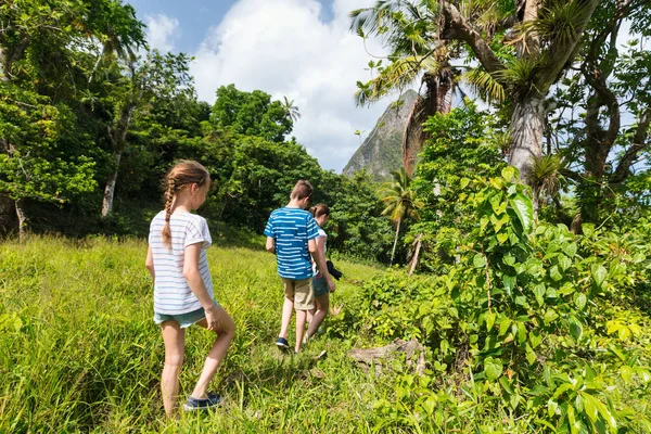 Famiglia Madre Bambini Escursioni Nella Giornata Estiva Sull Isola Tropicale — Foto Stock