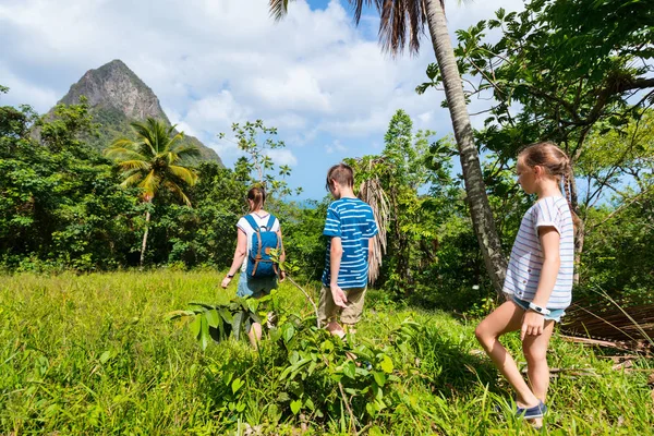 Familia Madre Hijos Haciendo Senderismo Día Verano Isla Tropical —  Fotos de Stock