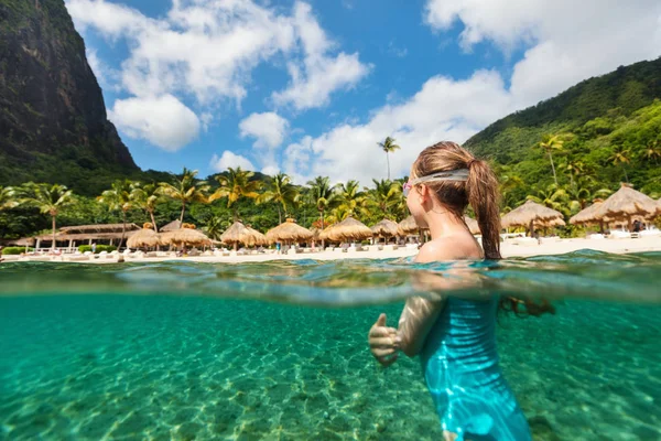 Dividir Foto Subaquática Uma Menina Desfrutando Férias Verão Ilha Exótica — Fotografia de Stock