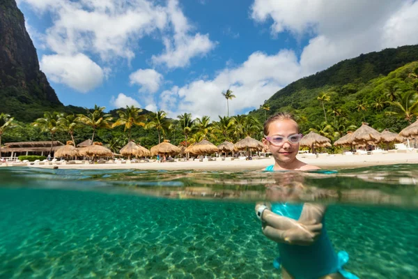 Split Underwater Photo Little Girl Enjoying Summer Vacation Exotic Island — Stock Photo, Image