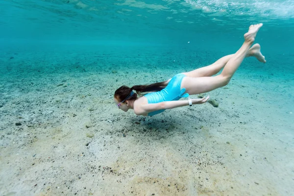 Foto Subaquática Uma Jovem Nadando Oceano Tropical — Fotografia de Stock