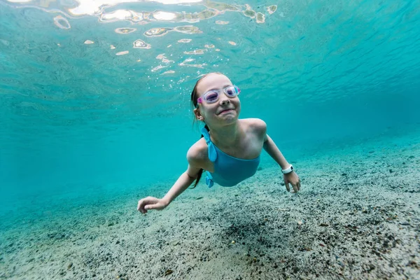 Foto Subacquea Una Giovane Ragazza Che Nuota Nell Oceano Tropicale — Foto Stock