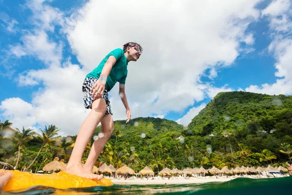 在加勒比异国岛屿享受暑假的少年男孩 — 图库照片