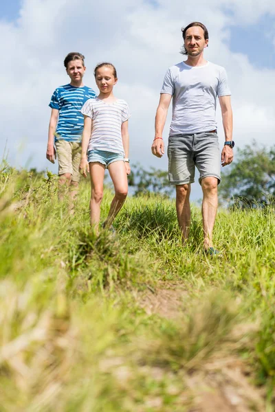 Familie Aus Vater Und Zwei Kindern Genießt Friedlichen Spaziergang Freien — Stockfoto