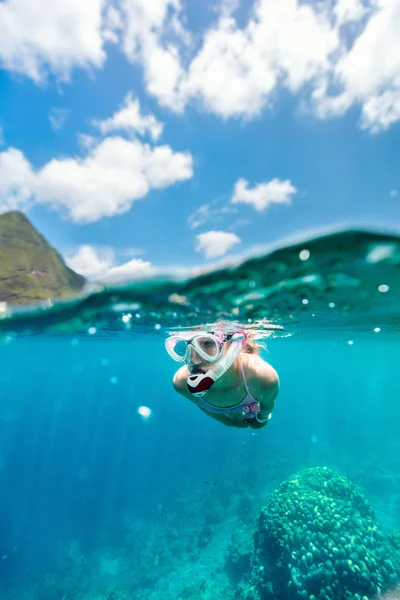 Split Underwater Photo Little Girl Snorkeling Tropical Ocean Enjoying Summer — Stock Photo, Image
