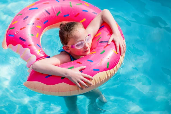 Schattig Meisje Met Roze Opblaasbare Ring Zwemmen Een Zwembad Zomervakantie — Stockfoto