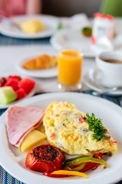 Läcker Frukost Med Omelett Skinka Och Grönsaker — Stockfoto