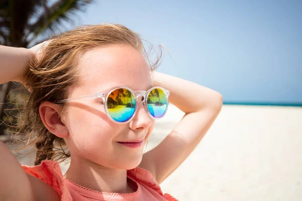 Rozkošná Holčička Pláži Během Letních Prázdnin Sluneční Brýle Odráží Tropická — Stock fotografie