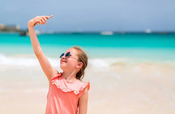 Bedårande Liten Flicka Att Göra Selfie Tropical Beach Exotiska Sommarlovet — Stockfoto