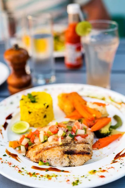 Läcker Lunch Med Fisk Ris Och Gröna Grönsaker — Stockfoto