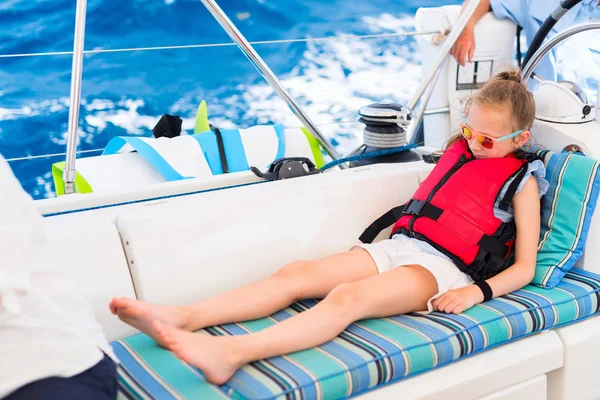 Очаровательная Маленькая Девочка Наслаждается Плаванием Роскошном Катамаране Яхте — стоковое фото
