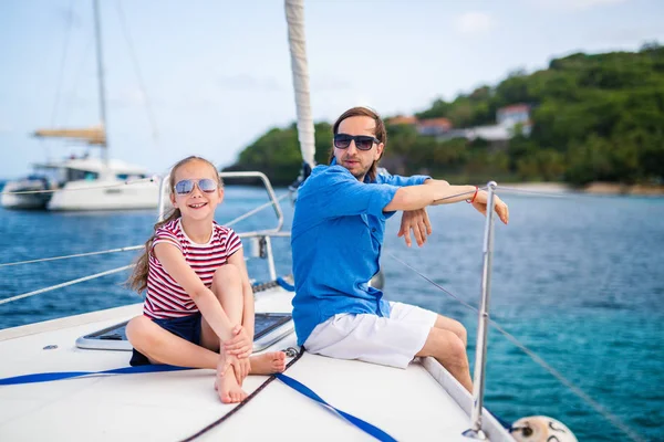在航海游艇上的父亲和女儿有夏天旅行冒险 — 图库照片