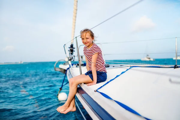 豪華なカタマランやヨットでセーリングを楽しむ愛らしい女の子 — ストック写真