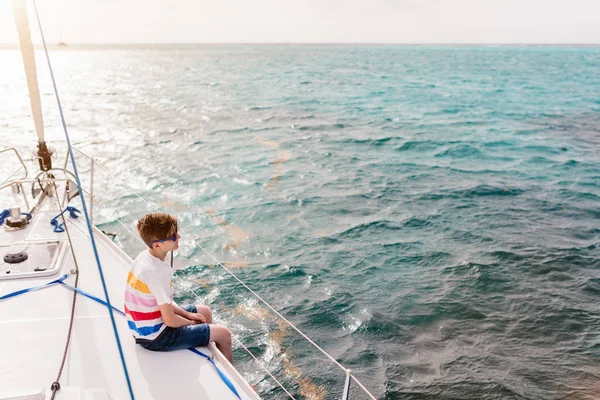 Tiener Genieten Van Zeilen Aan Boord Van Een Gecharterde Catamaran — Stockfoto