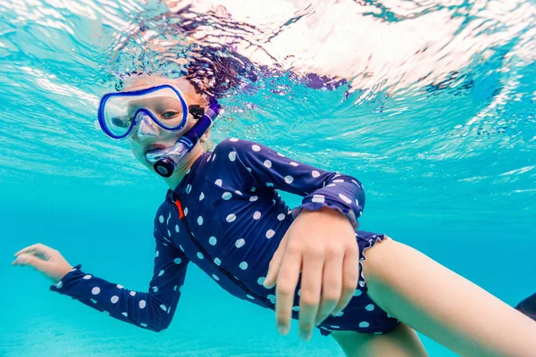 Onderwater Foto Van Jong Meisje Zwemmen Snorkelen Tropische Oceaan — Stockfoto