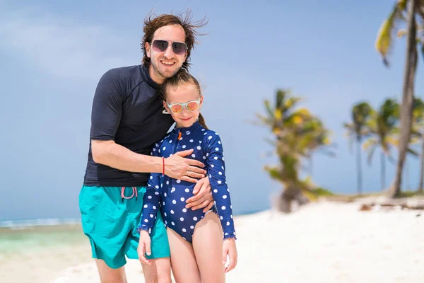 Far Och Dotter Spela Stranden Tropiska Karibiska — Stockfoto