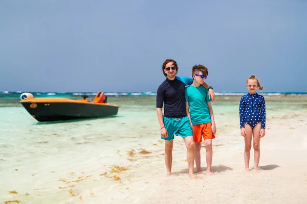 Padre Hijos Disfrutando Vacaciones Playa Isla Tropical —  Fotos de Stock