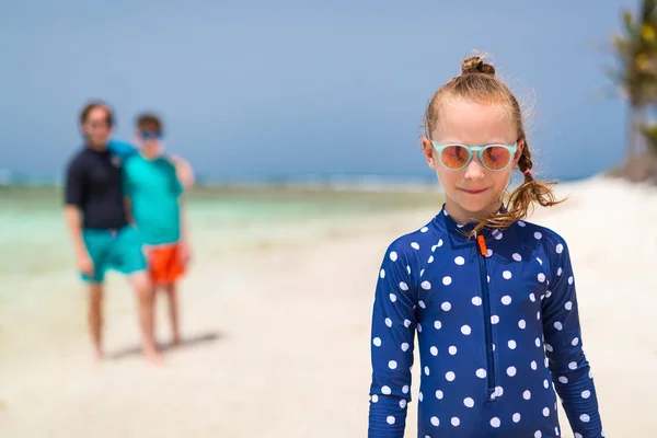 かわいい女の子と彼女の家族は カリブ海の熱帯の島のビーチでの休暇を楽しんで — ストック写真