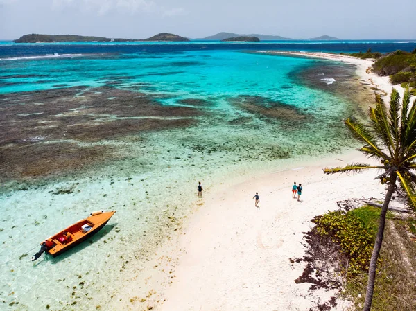 Widok Anteny Drone Petit Tabac Tropikalnej Wyspie Turkusowe Wody Morza — Zdjęcie stockowe