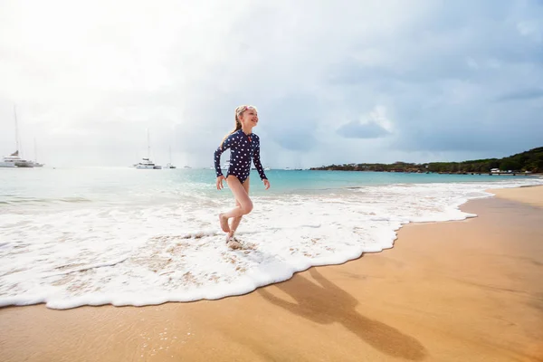 Menina Adorável Praia Durante Férias Verão — Fotografia de Stock