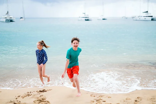 Bambini Fratello Sorella Sulla Spiaggia Tropicale Durante Vacanze Estive — Foto Stock