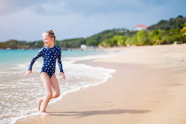 Αξιολάτρευτο Κορίτσι Στην Παραλία Κατά Διάρκεια Καλοκαιρινών Διακοπών — Φωτογραφία Αρχείου