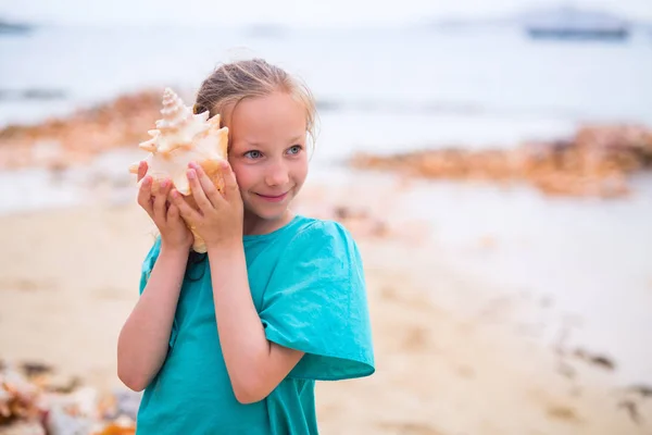 Porträt Eines Entzückenden Kleinen Mädchens Mit Einer Muschel — Stockfoto