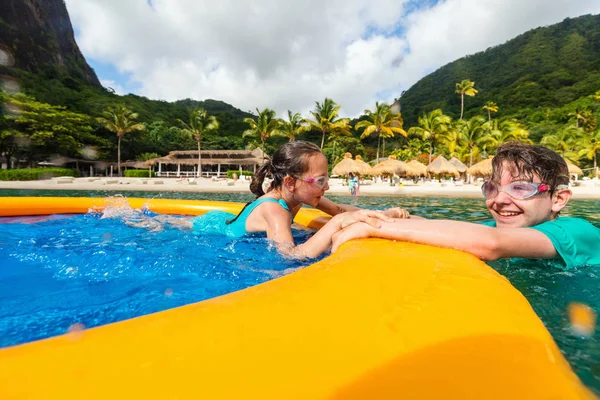 Crianças Divertindo Praia Tropical Durante Férias Verão Brincando Juntas Águas — Fotografia de Stock