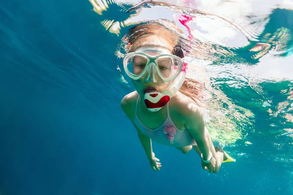 Fiatal Lány Úszás Snorkeling Trópusi Óceán Víz Alatti Fénykép — Stock Fotó