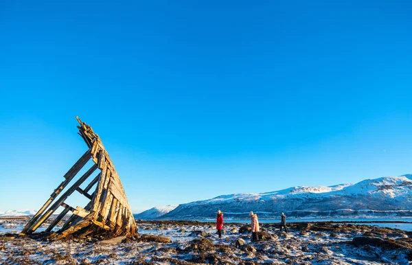 家族の母親と子供がノルウェー北部で難破した木造バイキング船を探索 — ストック写真