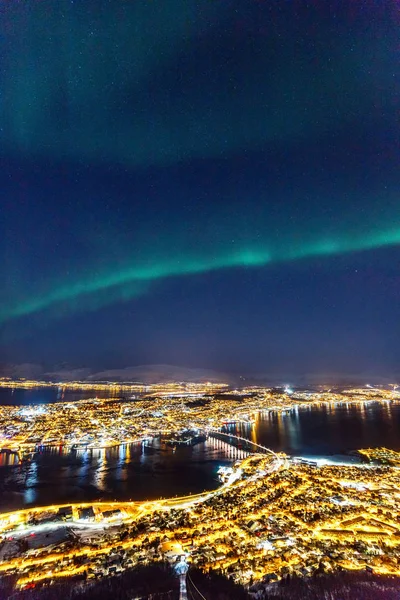 ノルウェー北部のトロムソの町の上の信じられないほどのオーロラ オーロラ活動 — ストック写真