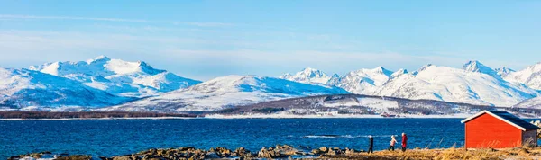 Güzel Aile Anne Karlı Kış Günü Açık Havada Kuzey Norveç — Stok fotoğraf