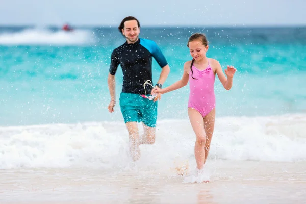 Pai Sua Adorável Filha Praia Divertindo Juntos — Fotografia de Stock