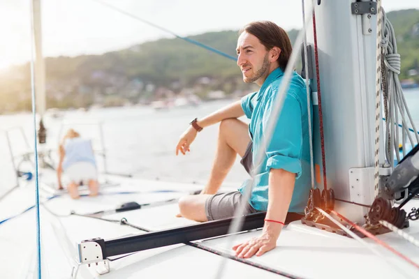 Familia Padre Hija Bordo Yate Vela Disfrutando Puesta Del Sol — Foto de Stock