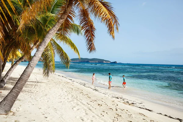 Père Enfants Profitant Vacances Plage Sur Île Tropicale — Photo