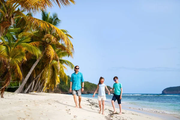 Padre Figli Che Godono Vacanze Mare Sull Isola Tropicale — Foto Stock